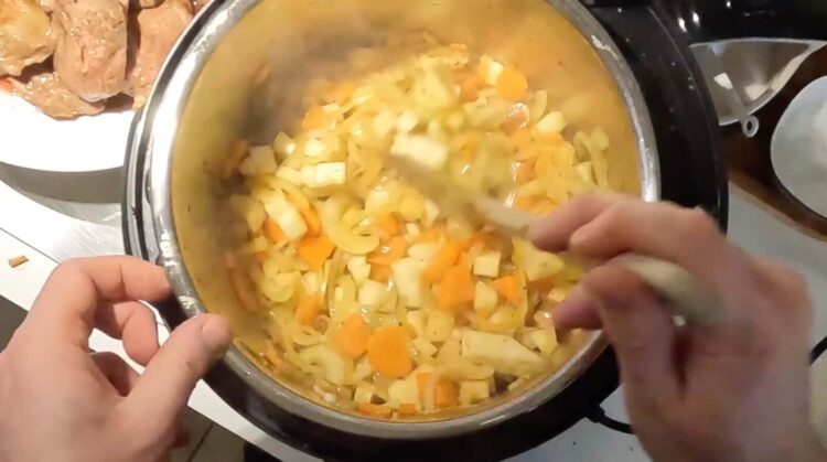 auter grøntsager (løg, gulerødder og knoldselleri)