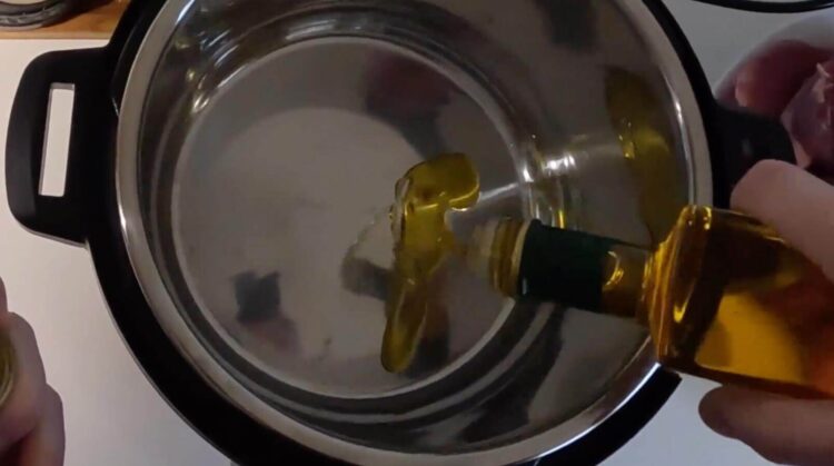 Varm olie op i trykkogeren
