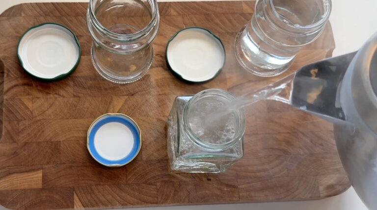 Skoldning af glas til jordbærmarmelade med kogende vand