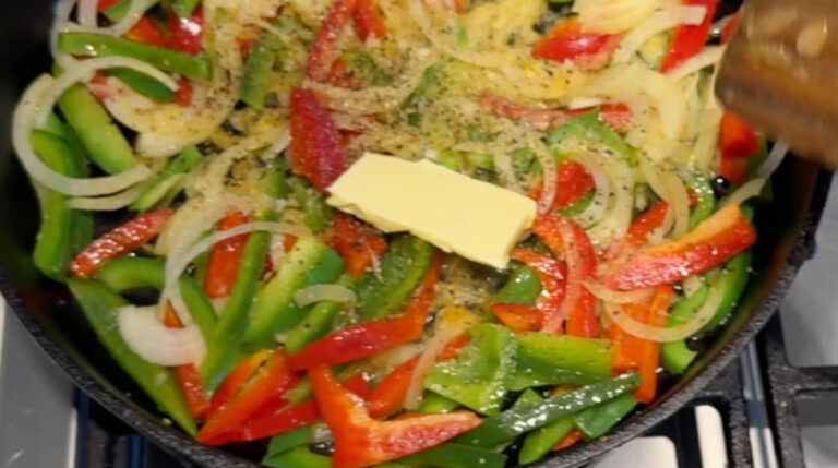 Smør tilsættes til stegte peberfrugter og løg på panden.